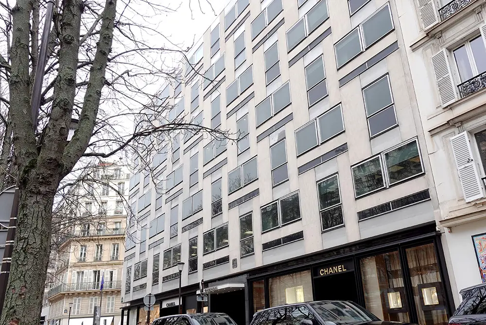 シャネルの店舗が入居する現代的な外観の建物。