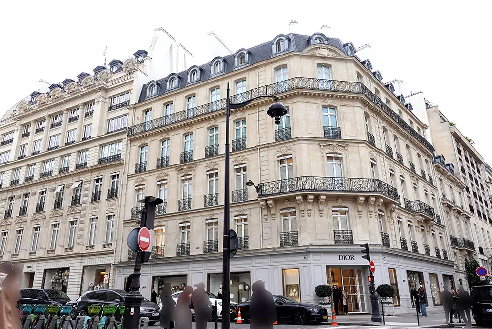 ディオールの店舗が入るパリ中心部の建物外観。