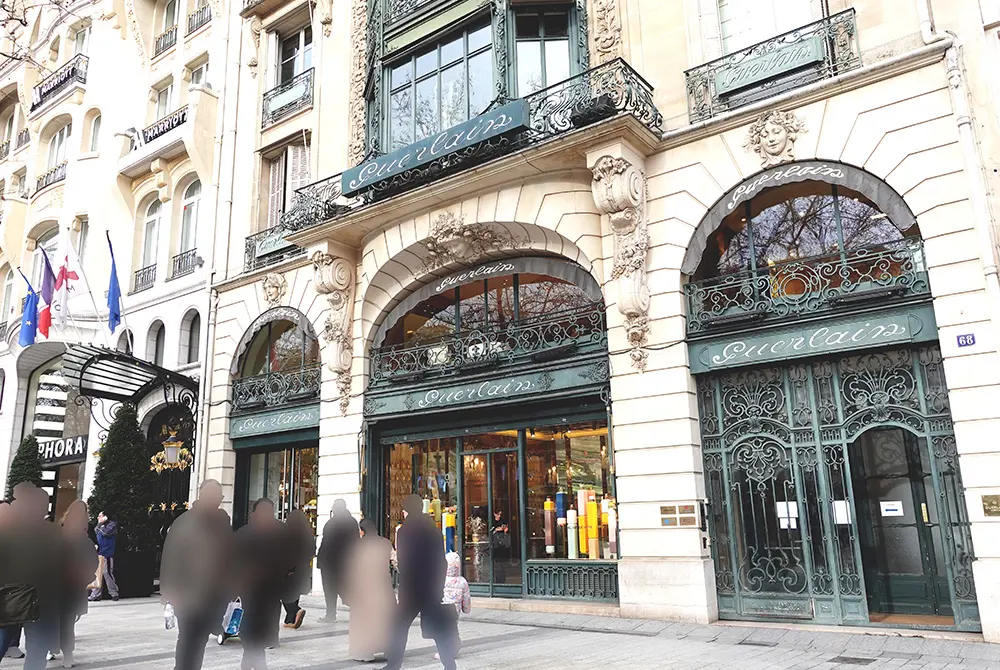 ゲランの本店として知られるシャンゼリゼ通りの店舗外観。