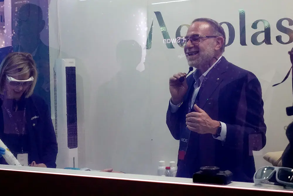 自身が開発に携わる美容機器の実演を行っている。（写真／編集部）