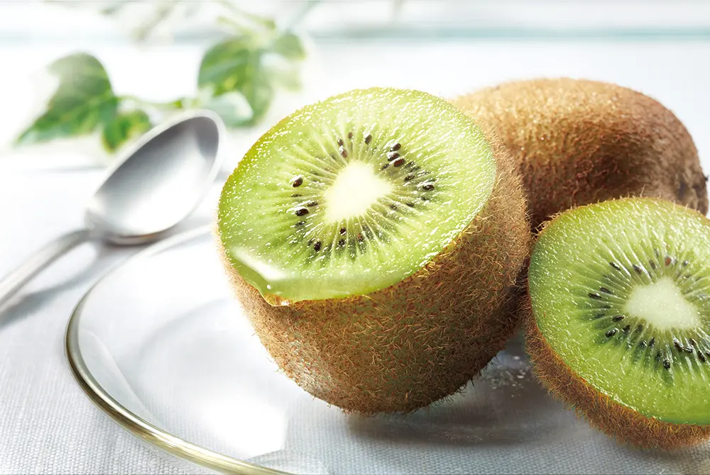 キウイからビタミンCを摂取。画像はイメージ。（写真／Adobe Stock）