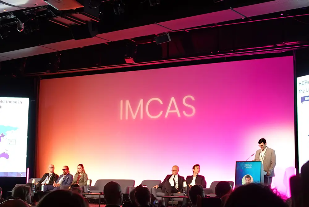 IMCAS World 2026での講演。（写真／編集部）