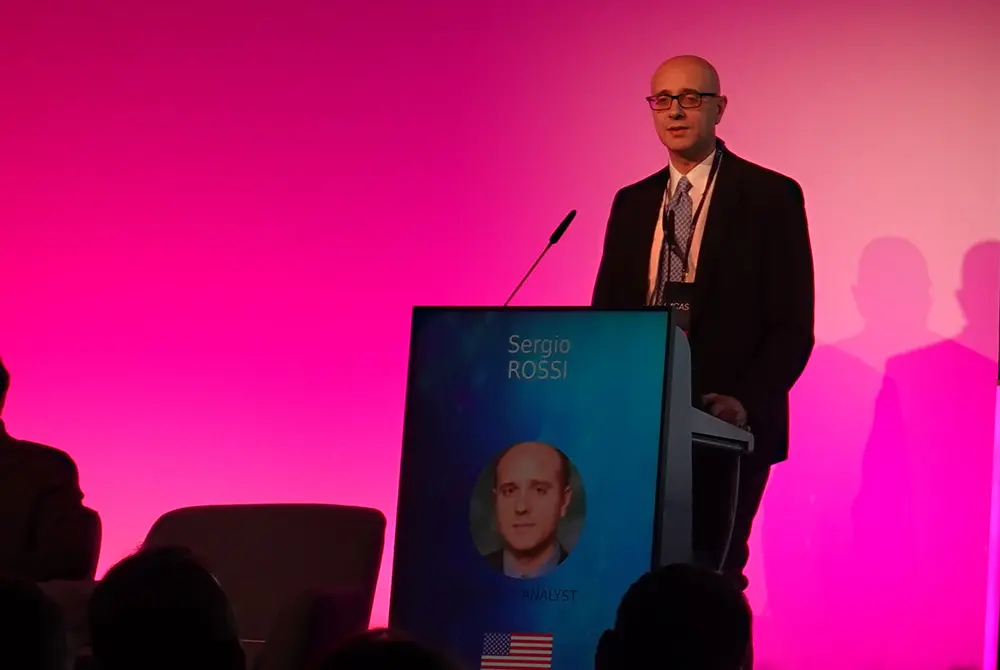 IMCAS World Congress 2026で講演した米ボストンコンサルティンググループのロッシ氏。（写真／編集部）