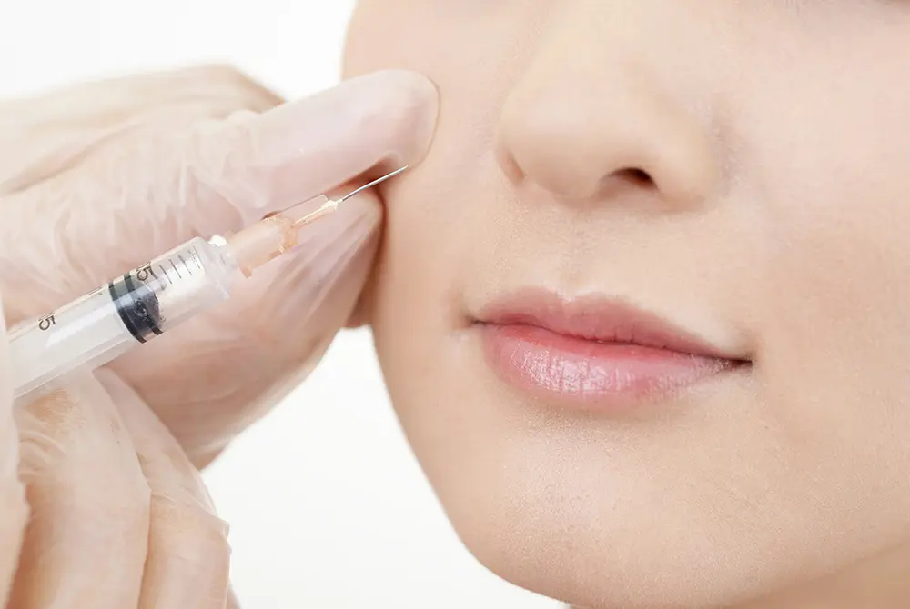 ヒアルロン酸注入のニーズ。画像はイメージ。（写真／Adobe Stock）