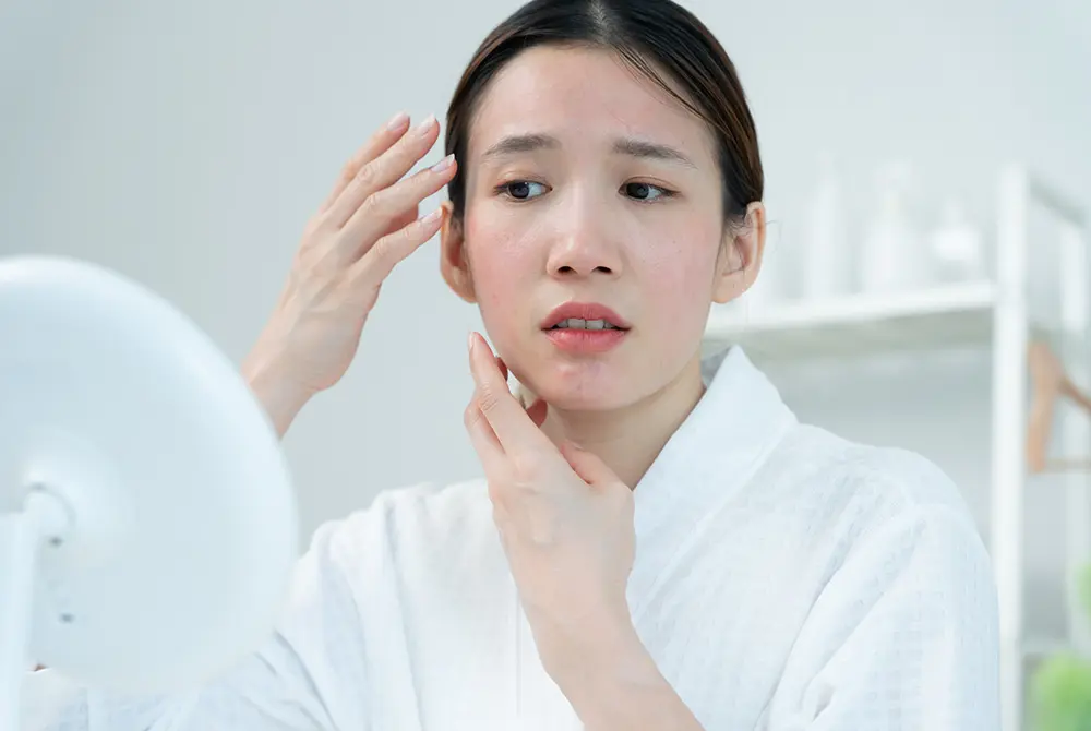 顔の赤みは気になる症状の一つ。画像はイメージ。（写真／Adobe Stock）