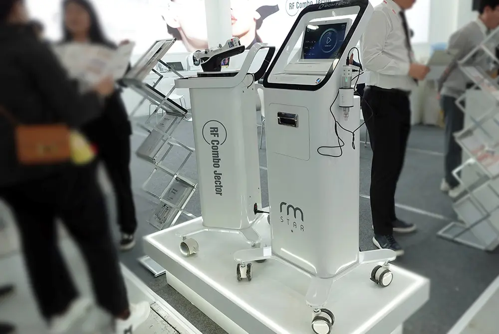 ボムテック・エレクトロニクスのインジェクターとマイクロニードルRFを組み合わせた機種。(写真/編集部)