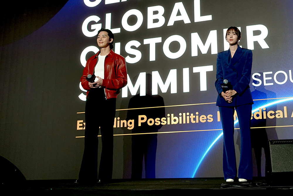 クラシスの会議に登場したパク・ソジュンとチェ・スビン。（写真／編集部）