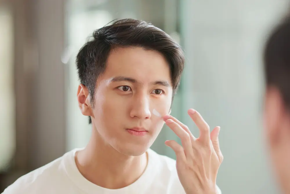 スキンケアで老化を防ぐ。画像はイメージ。(写真/Adobe Stock)