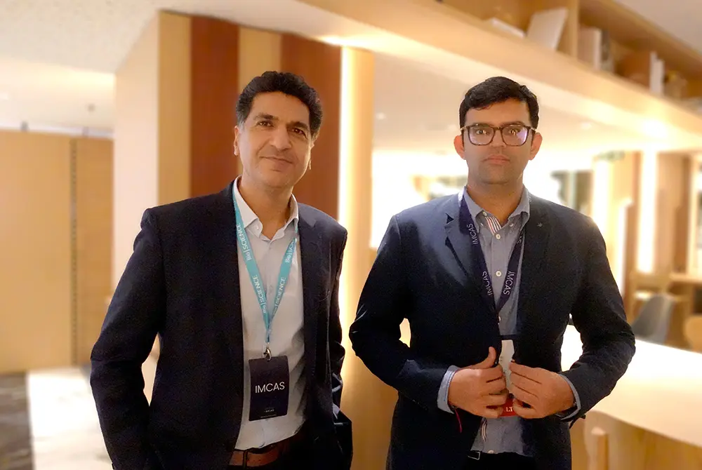 Sumit Mehta（スミット・メータ）氏。CETAS healthcare CEO（左）と、Raghav Tangri（ラガヴ・タングリ）氏。CETAS healthcareクライアントエンゲージメントマネジャー。（写真／編集部）