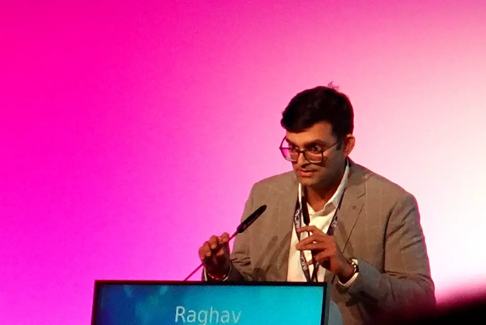 IMCASで講演するRaghav Tangri（ラガヴ・タングリ）氏。CETAS healthcareクライアントエンゲージメントマネジャー。（写真／編集部）