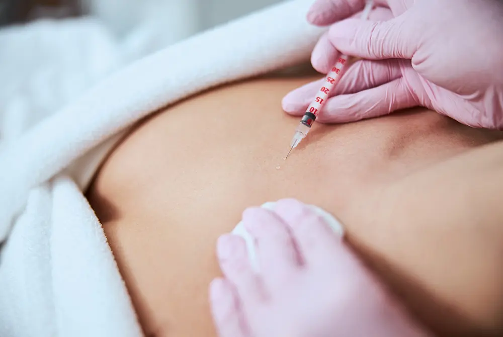首元への注射施術をクローズアップで捉えた様子。画像はイメージ。（写真：Adobe Stock）