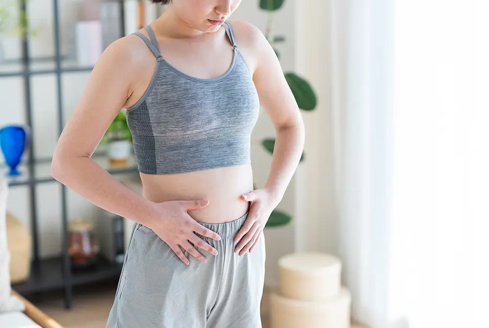 体重管理を気にする女性。画像はイメージ。（写真：Adobe Stock）