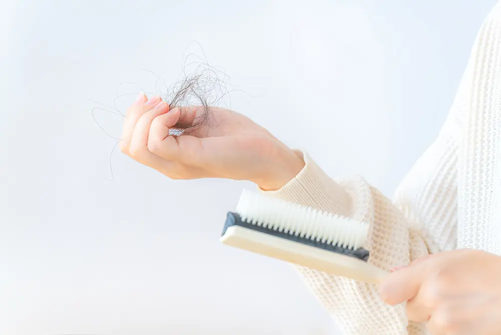 抜け毛は起こる？画像はイメージ。（写真：Adobe Stock）