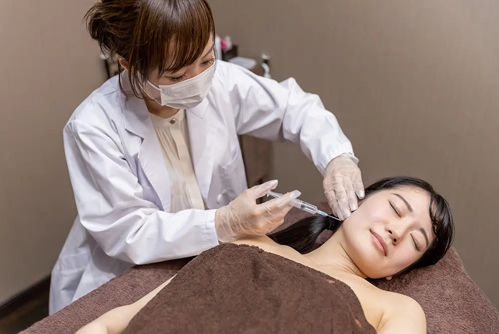 小顔のために注入をする選択肢。画像はイメージ。（写真：Adobe Stock）