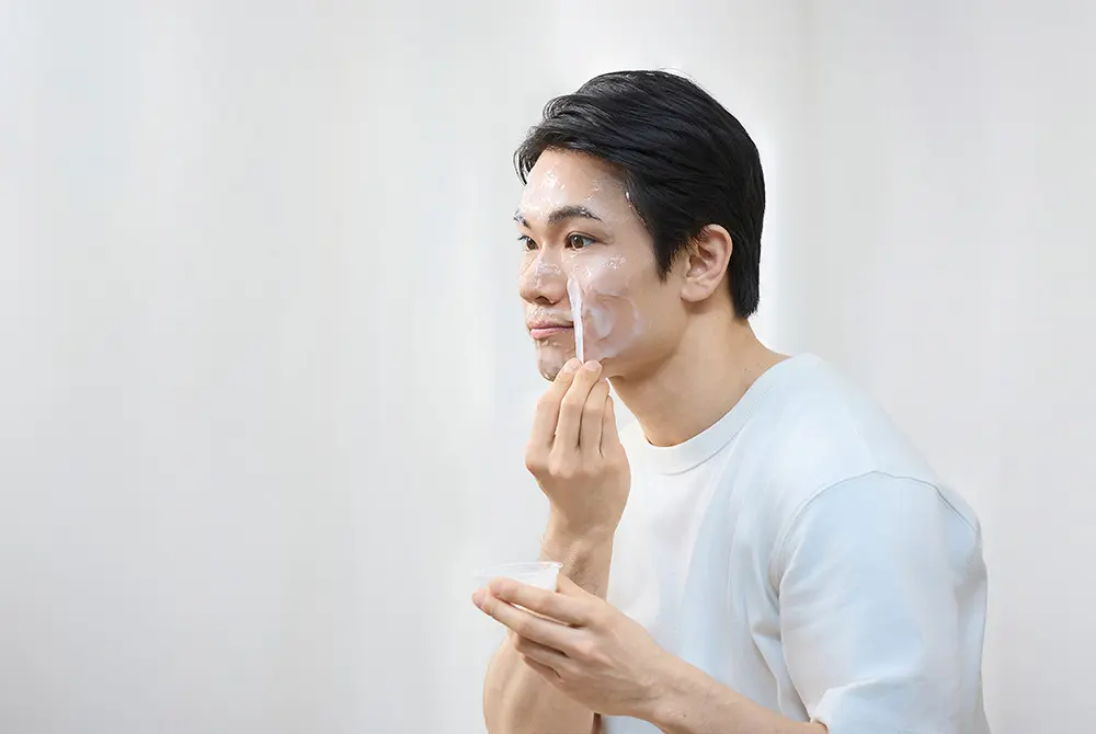 スキンケア習慣が男性にも広がる可能性。画像はイメージ。（写真：Adobe Stock）