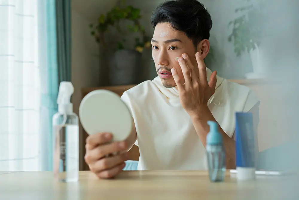 男性もスキンケアから満足感。画像はイメージ。（写真：Adobe Stock）