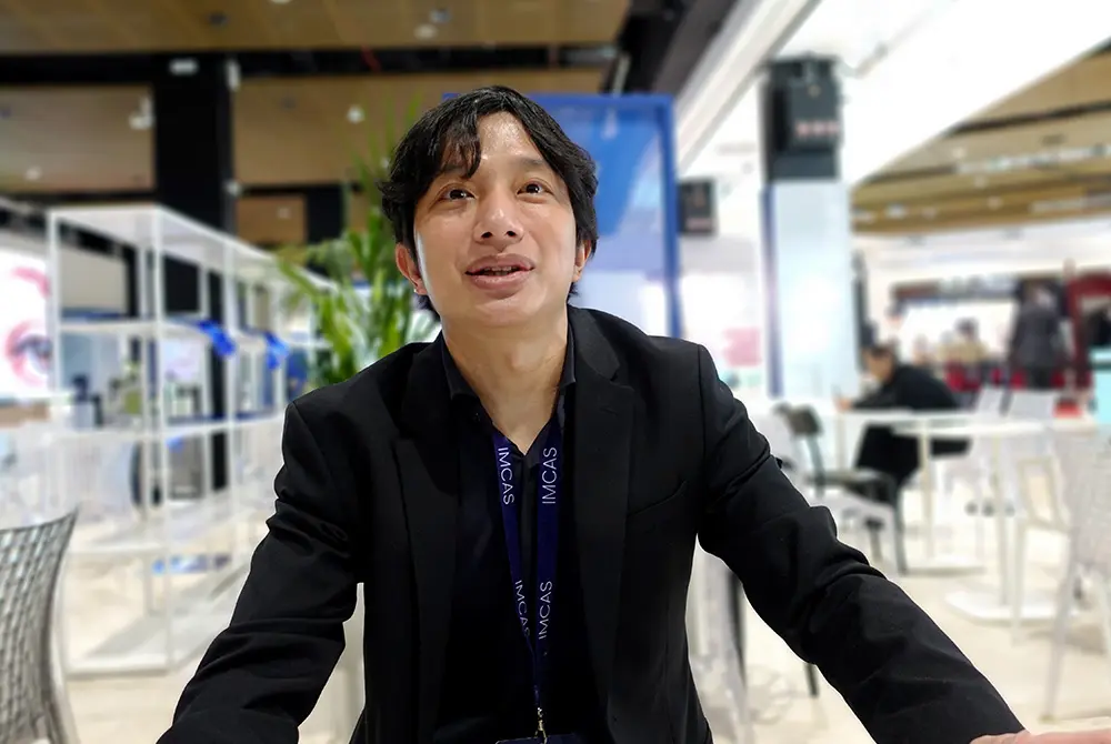 野田真史（のだ・しんじ）氏。池袋駅前のだ皮膚科院長。フランス・パリで取材。（写真／編集部）