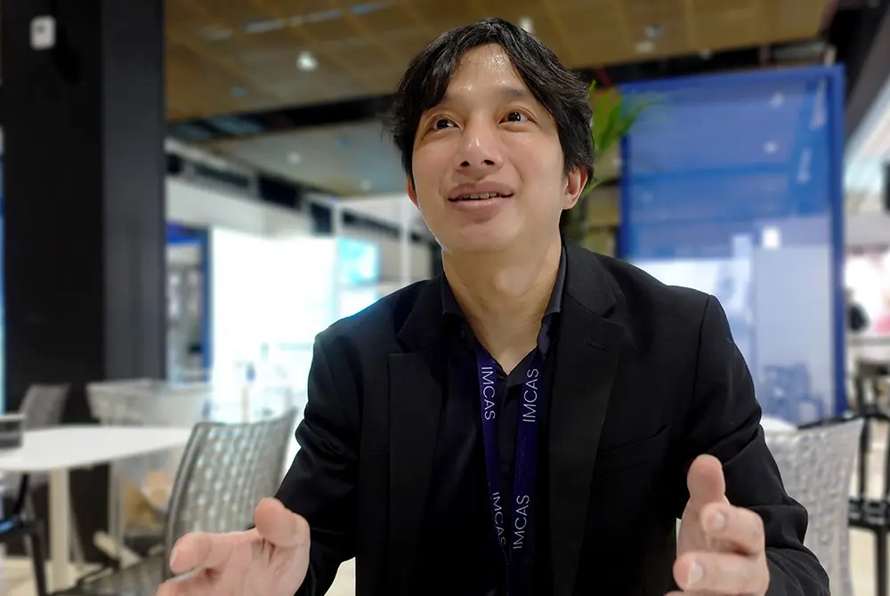 野田真史（のだ・しんじ）氏。池袋駅前のだ皮膚科院長。フランス・パリで取材。（写真／編集部）
