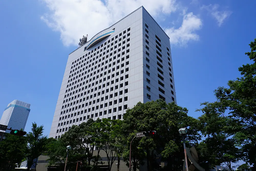 神奈川県警本部。（写真：Adobe Stock）