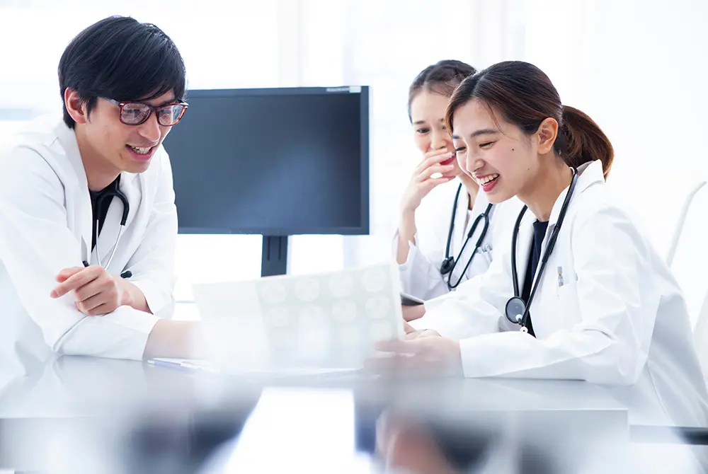研修医のうち美容医療に進むのは？画像はイメージ。（写真：Adobe Stock）