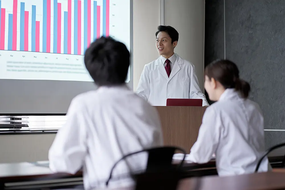 説明する医師。画像はイメージ。（写真／Adobe Stock）