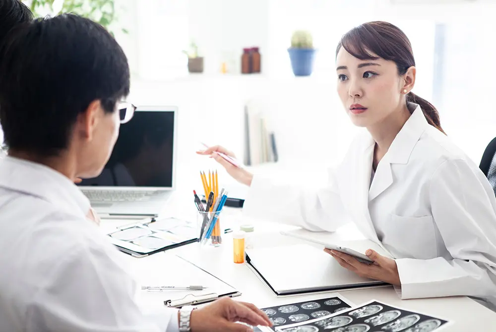 医師同士で確認する場面。画像はイメージ。（写真／Adobe Stock）