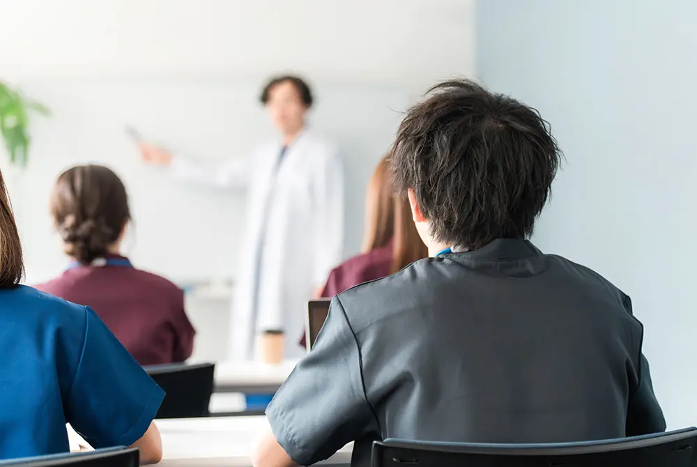 会議や研修の場面。画像はイメージ。（写真／Adobe Stock）
