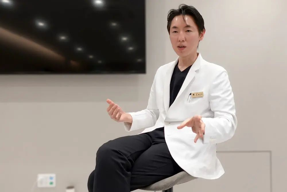 奥謙太郎（おく・けんたろう）氏。ヒルズグレイスクリニック（HILLS GRACE CLINIC）院長、医療法人社団光悠会理事長。（写真／編集部）