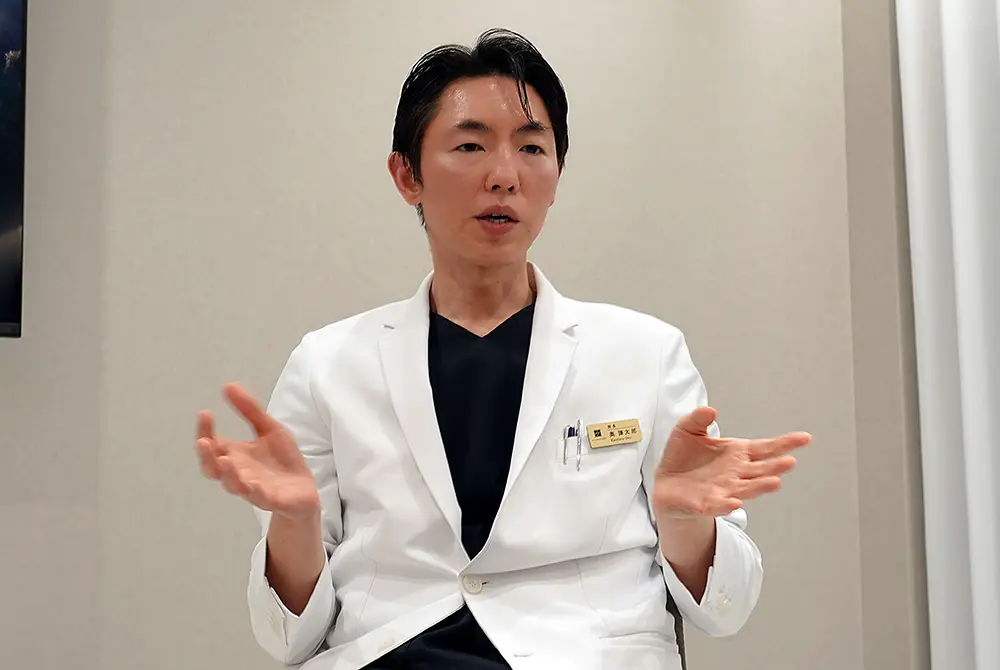奥謙太郎（おく・けんたろう）氏。ヒルズグレイスクリニック（HILLS GRACE CLINIC）院長、医療法人社団光悠会理事長。（写真／編集部）
