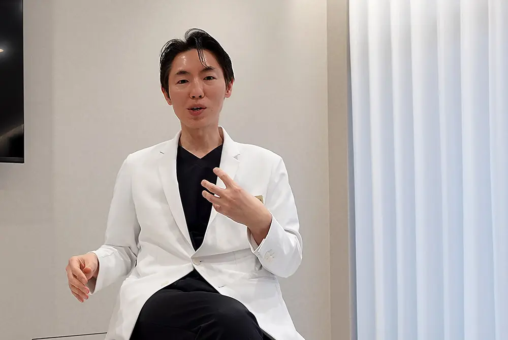 奥謙太郎（おく・けんたろう）氏。ヒルズグレイスクリニック（HILLS GRACE CLINIC）院長、医療法人社団光悠会理事長。（写真／編集部）