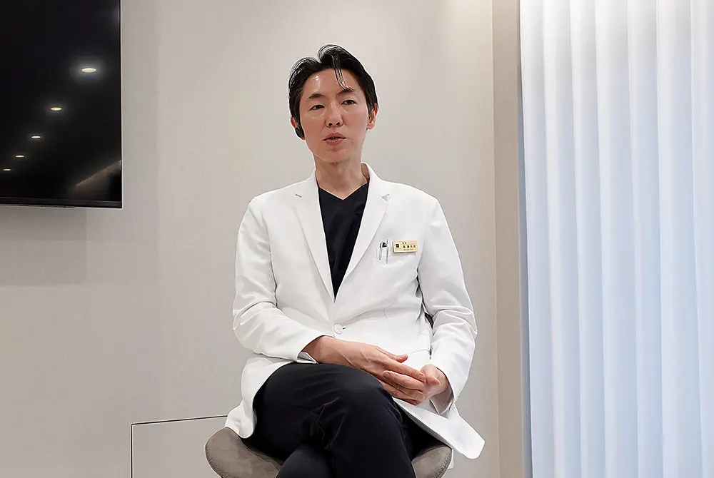 奥謙太郎（おく・けんたろう）氏。ヒルズグレイスクリニック（HILLS GRACE CLINIC）院長、医療法人社団光悠会理事長。（写真／編集部）