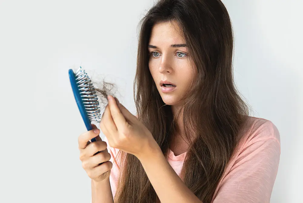 男女ともに脱毛症は問題に。写真はイメージ。（写真／Adobe Stock）