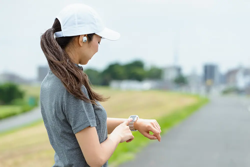 美容とも関連する健康管理のアプリやウエアラブルデバイスなどのIoTデバイス。写真はイメージ。（写真／Adobe Stock）