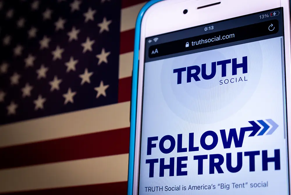 トランプ大統領は、自身が運営するSNS「TRUTH social」で継続的に政策について投稿している。（写真／Adobe Stock）