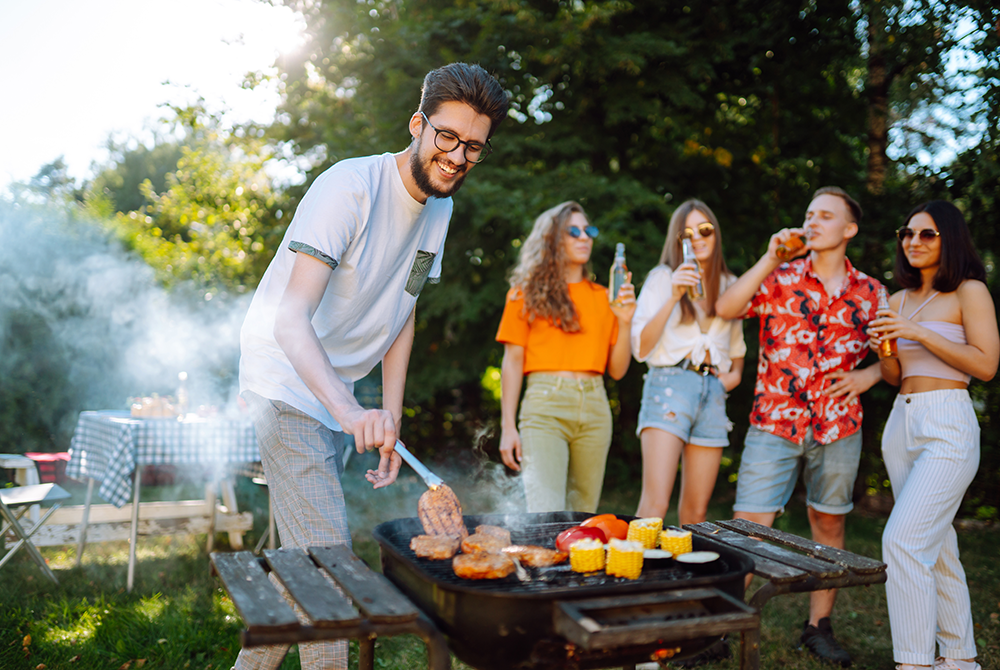 バーベキューなど屋外の活動では日焼け対策を。写真はイメージ。（写真／Adobe Stock）