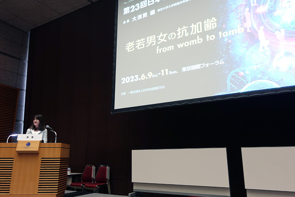 第23回日本抗加齢医学会総会で発表するASメディカルサポートの櫻井由美氏。（写真／編集部）